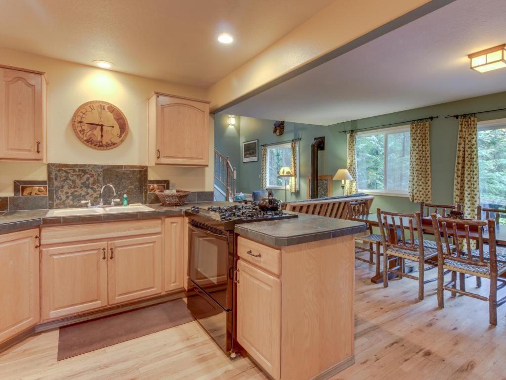 Roaring River Retreat Welches エクステリア 写真